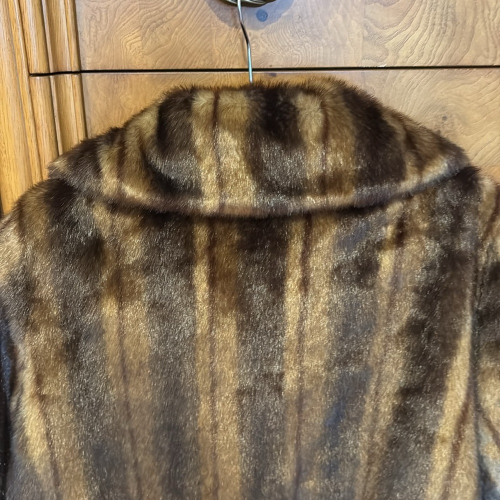 Absolutely gorgeous faux fur women’s jacket - Picture 7 of 7